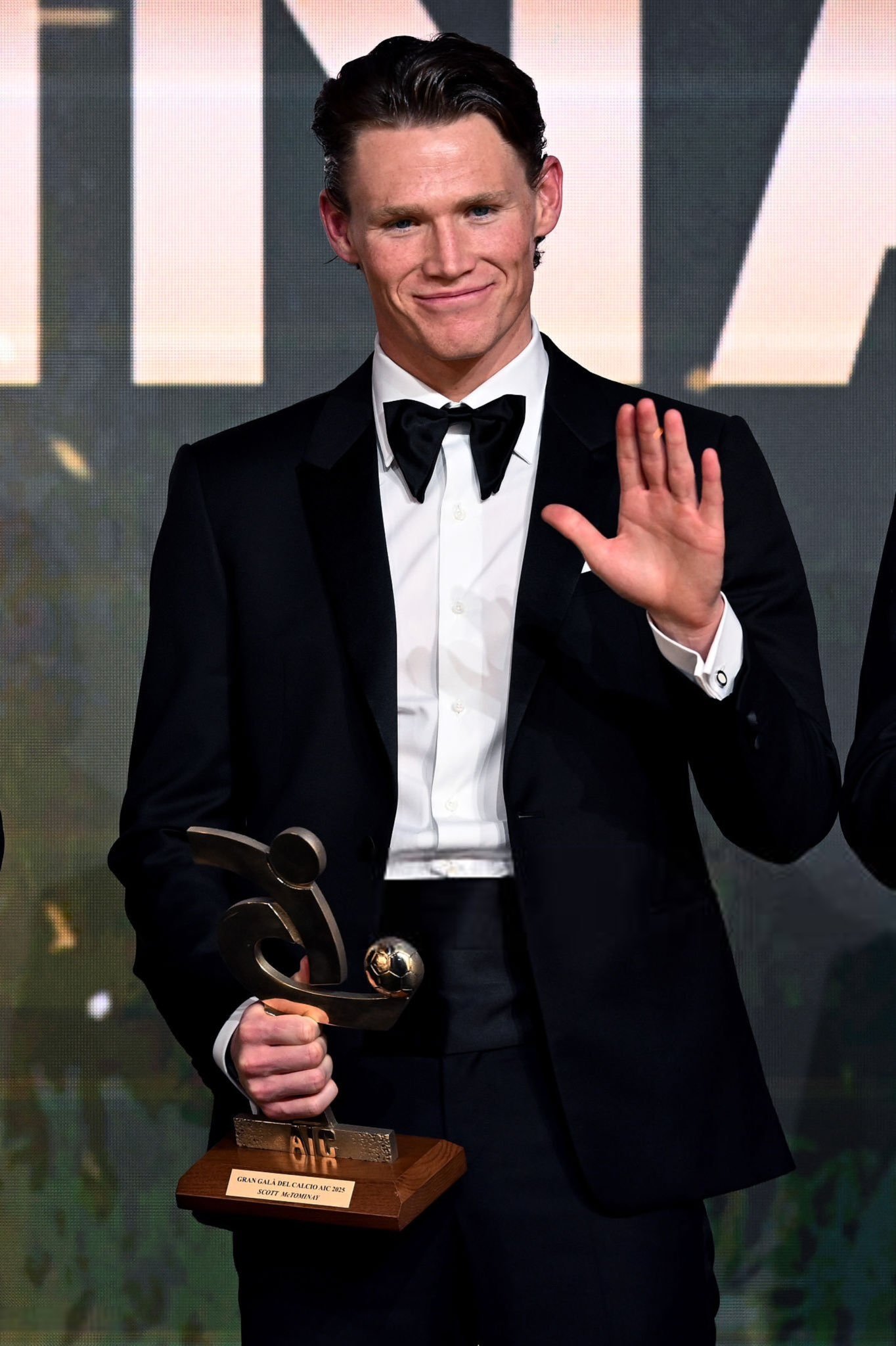 麦克托米奈正式当选24/25赛季意甲最佳球员，这个奖由意甲球员评选产生，前任得住