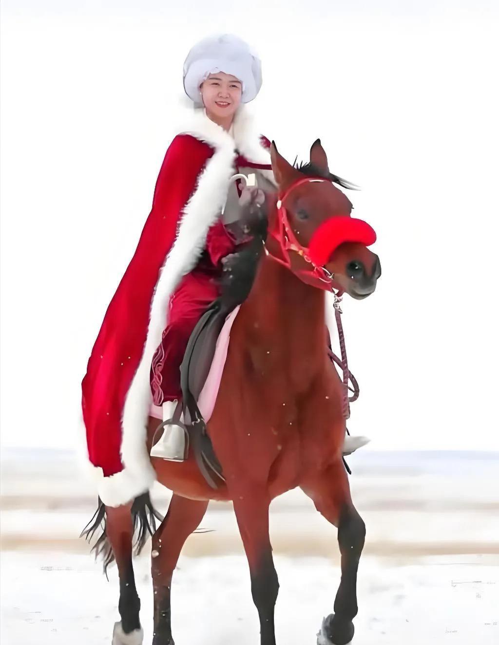 看到贺娇龙因为骑马去世后，我问了内蒙的朋友才知道，原来不是她马术不精，也