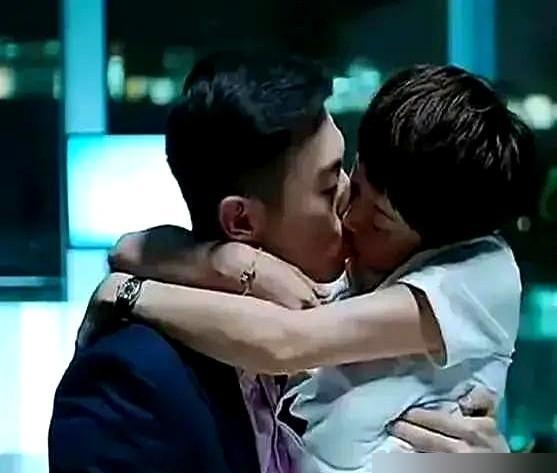 她拍激情戏时，衣服下面全是奶渍。你看到的不是身材走样，是一个母亲在片场打仗。