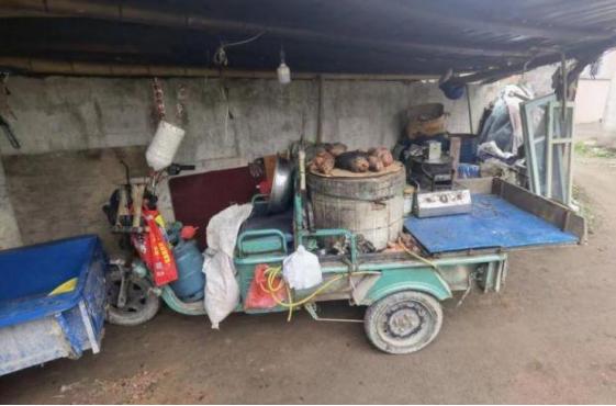 泪目了！浙江余姚一大爷因街边摆摊被罚，到执法大厅缴费时，他低声询问能否少罚点，并