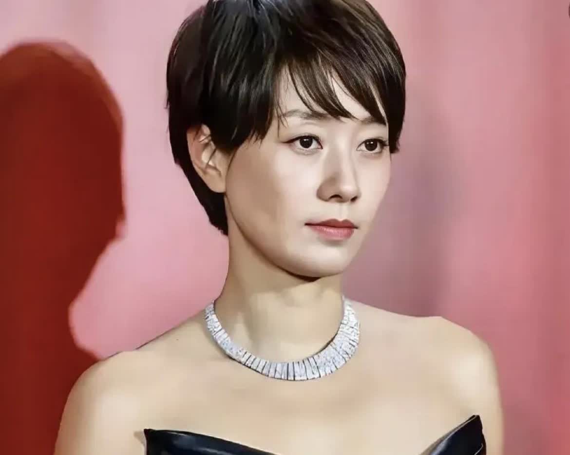 马伊琍可能心情不好[赞][赞][赞][赞]不是因为前夫开车带女友兜风，而