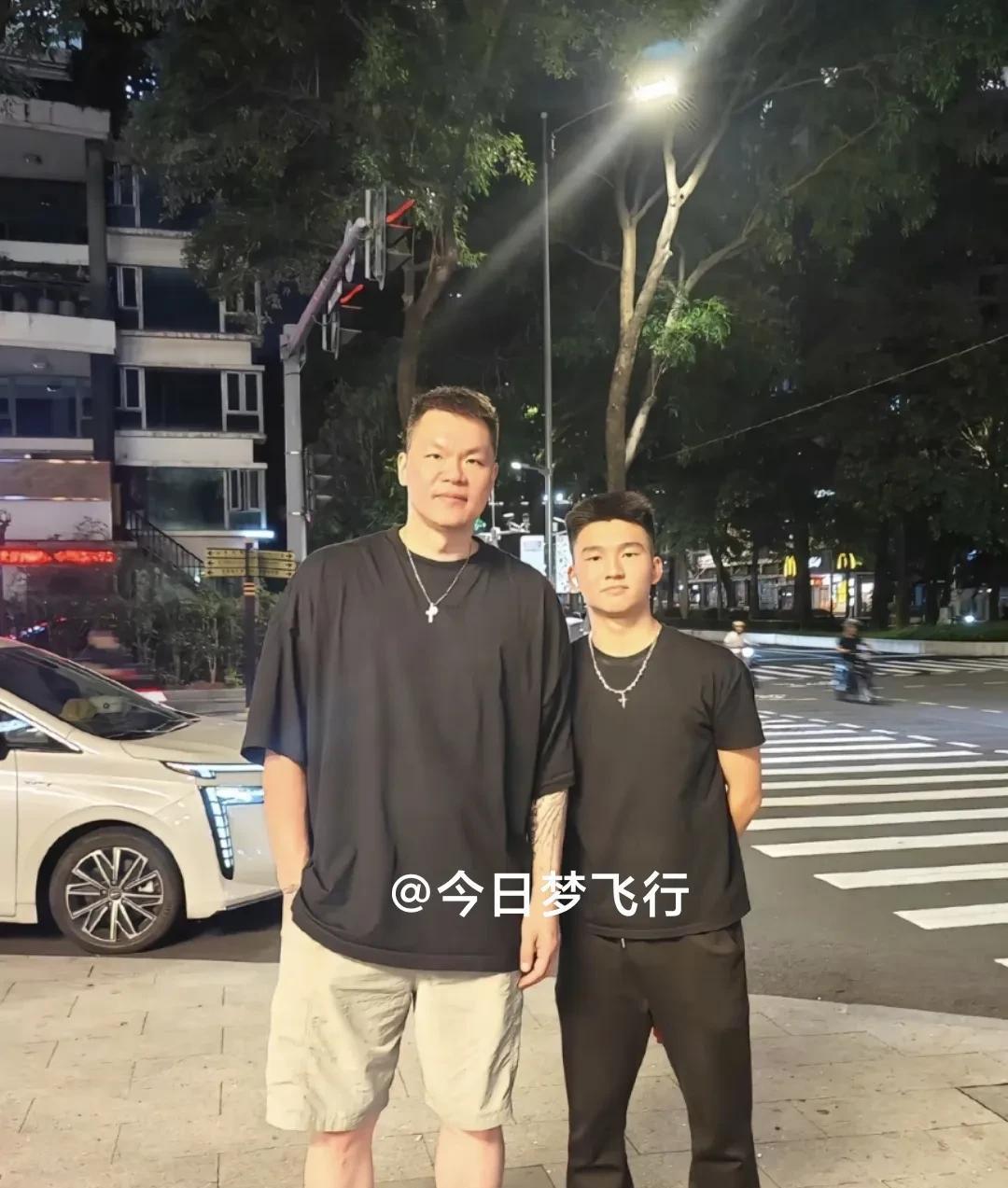 朱芳雨现身广州天河吃晚餐！昨晚，广东宏远篮球俱乐部总经理朱芳雨到了广州天河区的