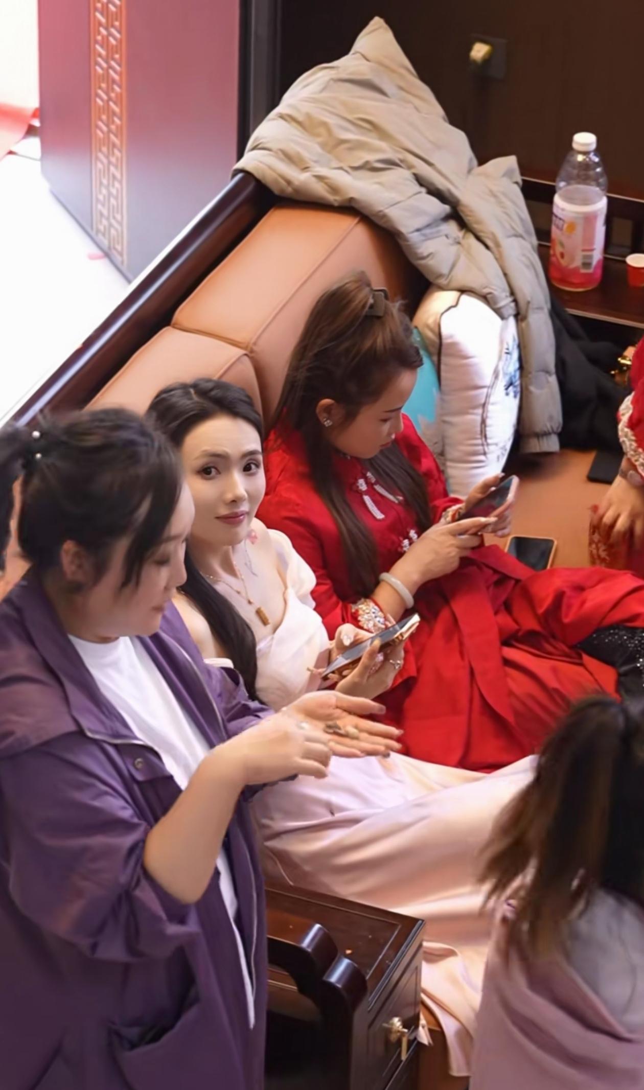 吃席看中了伴娘，该怎么要微信啊！求教军师