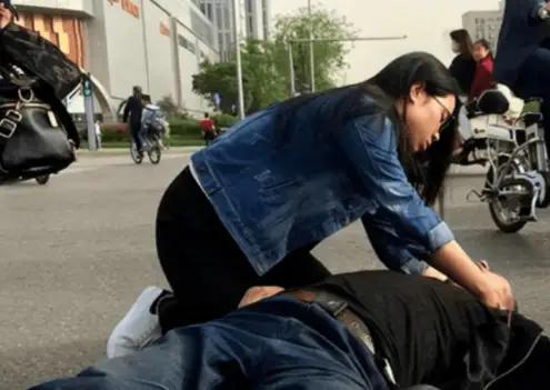 西安icon一女孩抢救路边晕倒老人,可惜老人还是抢救无效离世。不料4天后,女孩发