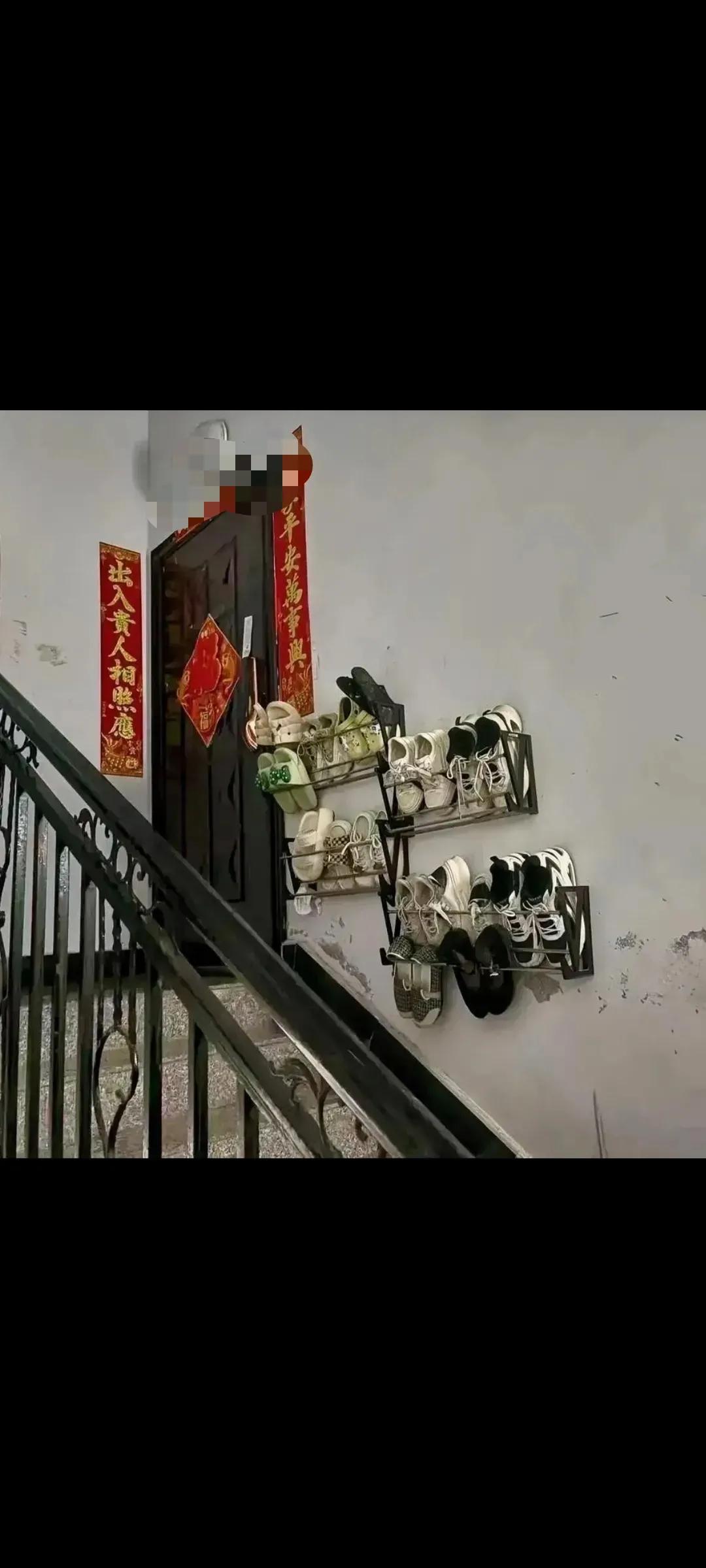 邻居的神操作。把公共走廊打造几个鞋架，放置臭鞋。这是邻居回家的必经之路，每天上