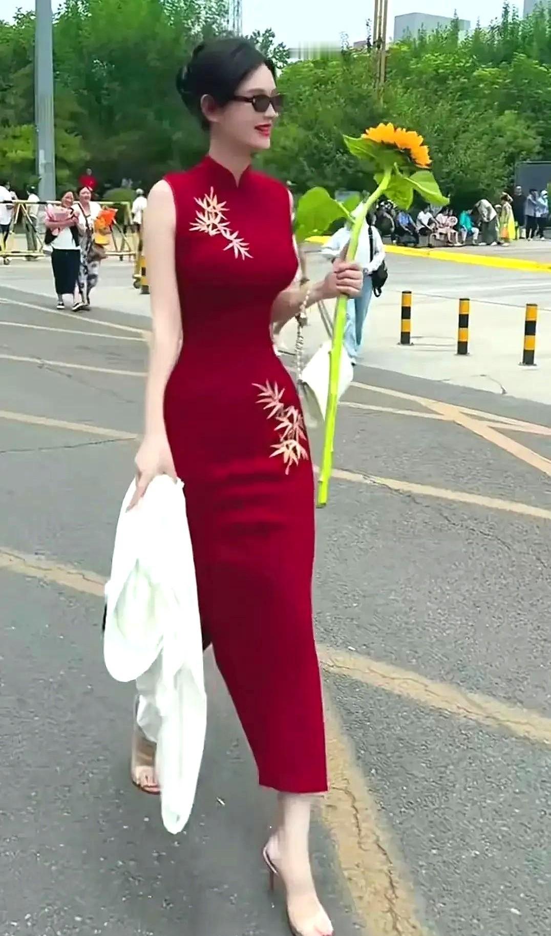 敢穿旗袍送考的家长都有一个共同的特征，那就是家长本身的身材和颜值在线，孩子大多数