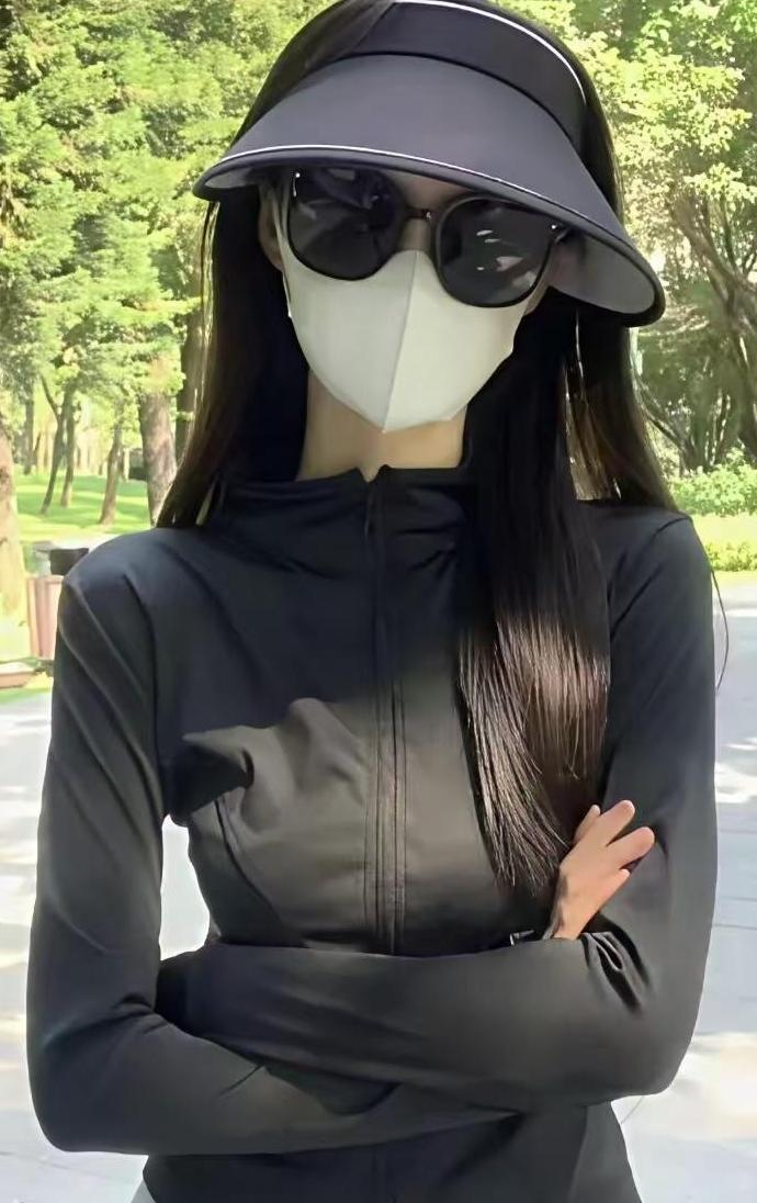 发现大街上的女人越来越反常了！现在已经入伏一星期了，天气闷热的很，可街上的女人
