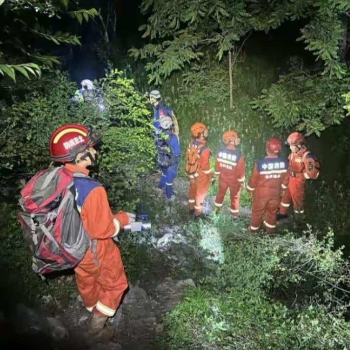 夫妻带9岁女儿6岁儿子登山，被困4天4夜“弹尽粮绝”！近300人进山救援，找到时