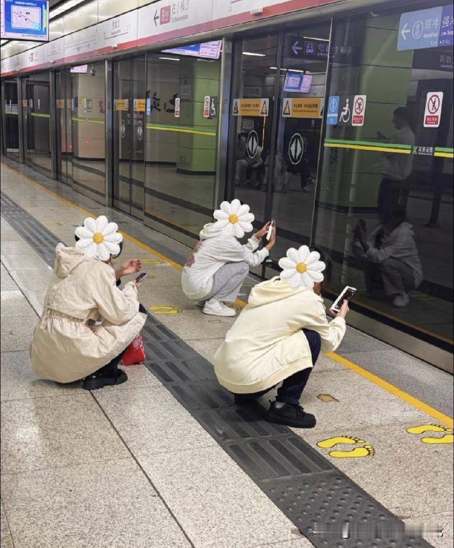 深圳地铁这松弛感，是过了还是没够!站台蹲成一排“小雏菊”，车厢角落瘫着戴同款
