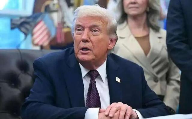 2026年，中美博弈的“双标”操作愈发赤裸：美国电动车大门说关就关，荷兰光刻机被