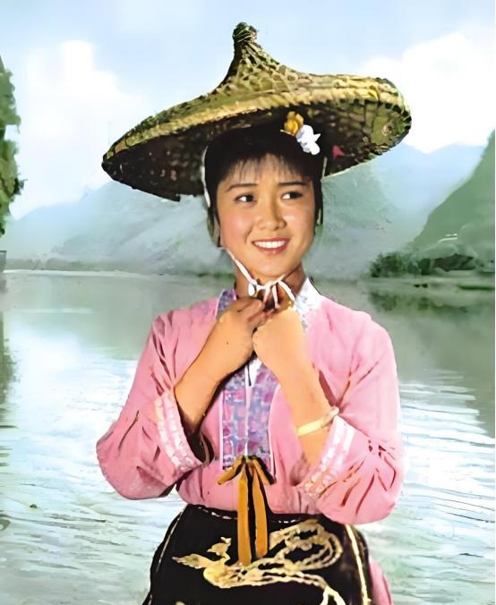 她是中国第一个执行死刑的明星，却在刑场上大喊不公平，1992年，靠“刘三姐”这个