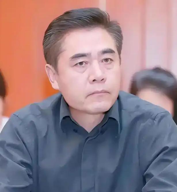 主持人问陈宝国：“你演戏赚这么多，能不能匀点给我花花？”陈宝国回的话把在场全震住