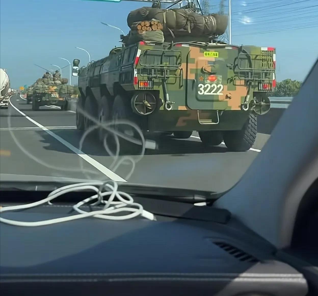 在经过新蒲时，高速公路上偶遇解放军ZBL-08式轮式步兵战车，这个车队速度真快，
