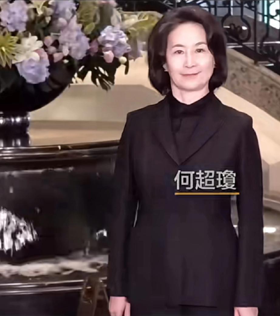何超蕸追悼会，何超莲妈妈状态引热议三太陈婉珍看起来老了很多，走路颤颤巍巍好像