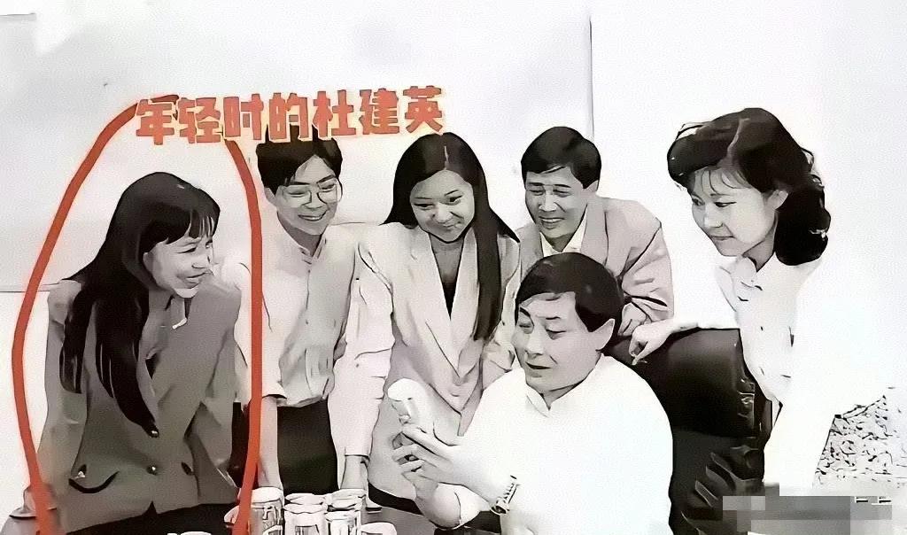 年轻时的杜建英不仅智商超高，情商也超高，别人都在看宗老板介绍的产品，只有她对着宗