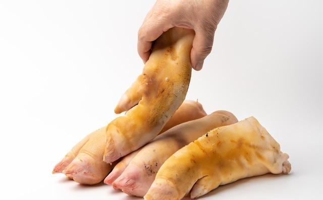 猪蹄一直以来被视为美味的食材，尤其在民间流传着“吃猪蹄，美容养颜”的说法。的确，