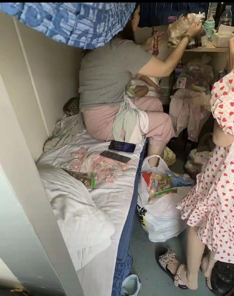 硬卧窒息瞬间：被占座的无奈与公共空间的失序刚踏上硬卧车厢，一股难以言喻的烦