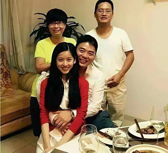 当年的奶茶妹妹就是刘强东手里的掌中宝要抱紧要看紧要搂紧要裹紧！分秒两人要粘贴在一