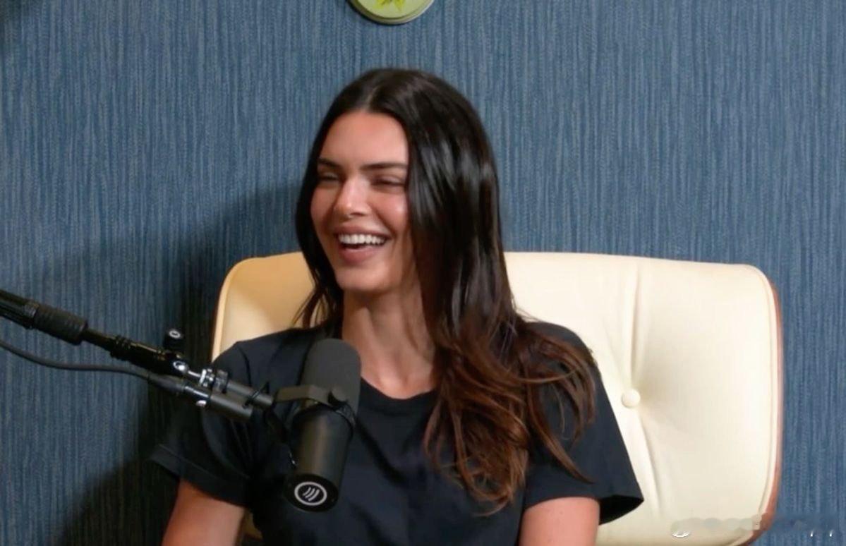 记者采访肯豆KendallJenner，和一个比她富有30倍的男人约会有什么感