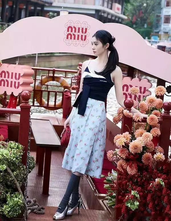 刘浩存、赵今麦都是miumiu代言人，同风格造型，谁赢了​​​
