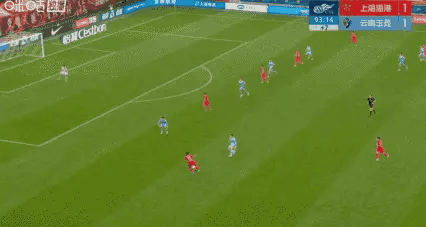 云南的防守球员还是没经验啊，王燊超到中间抢点，这不一直是码头进攻“没有办法的办法