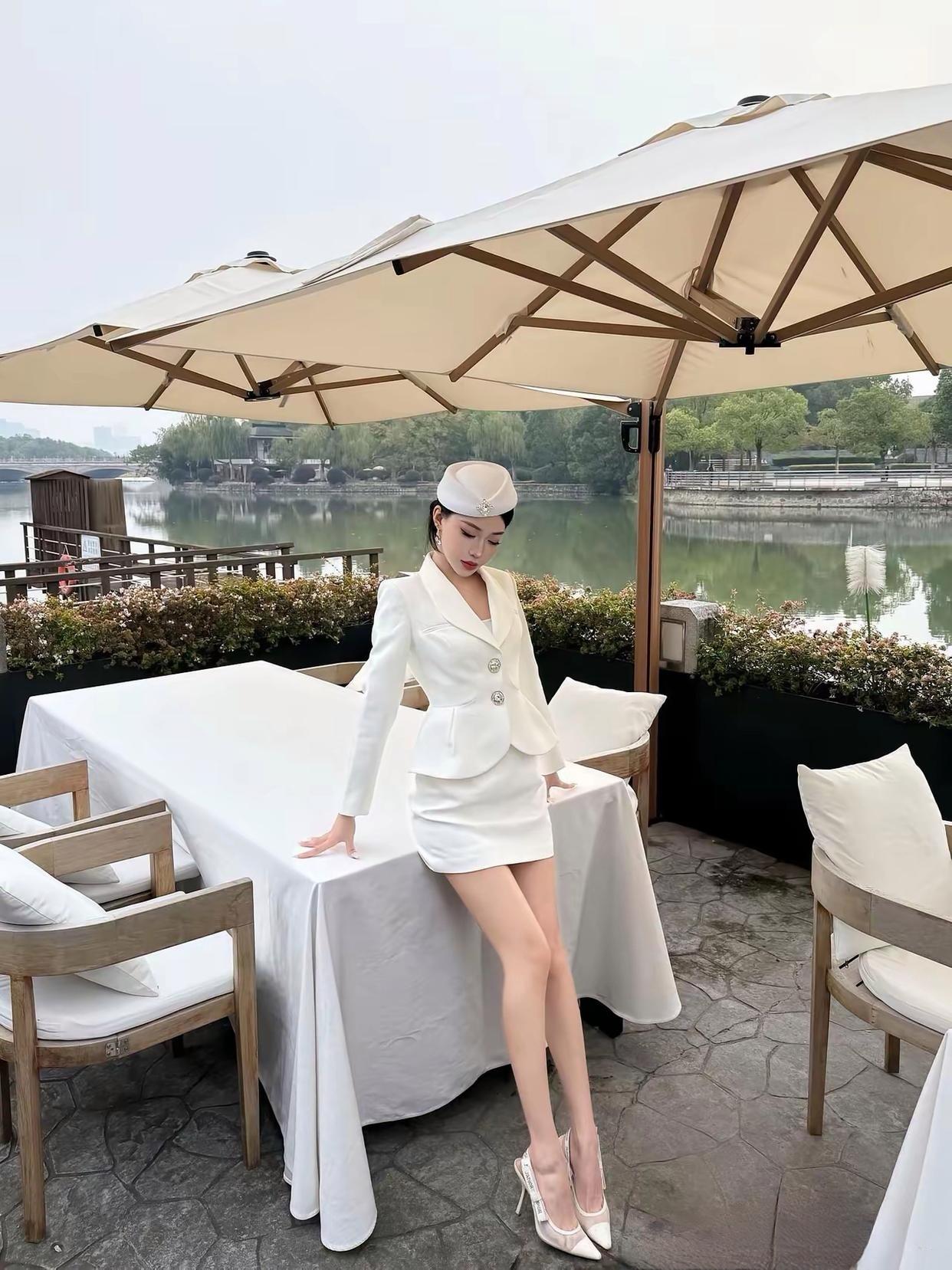 优雅白裙，河畔咖啡馆的浪漫时光！