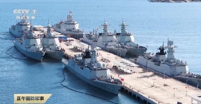 近日，一支由2艘055型万吨驱逐舰、3艘052D型驱逐舰、1艘052C型驱逐舰及