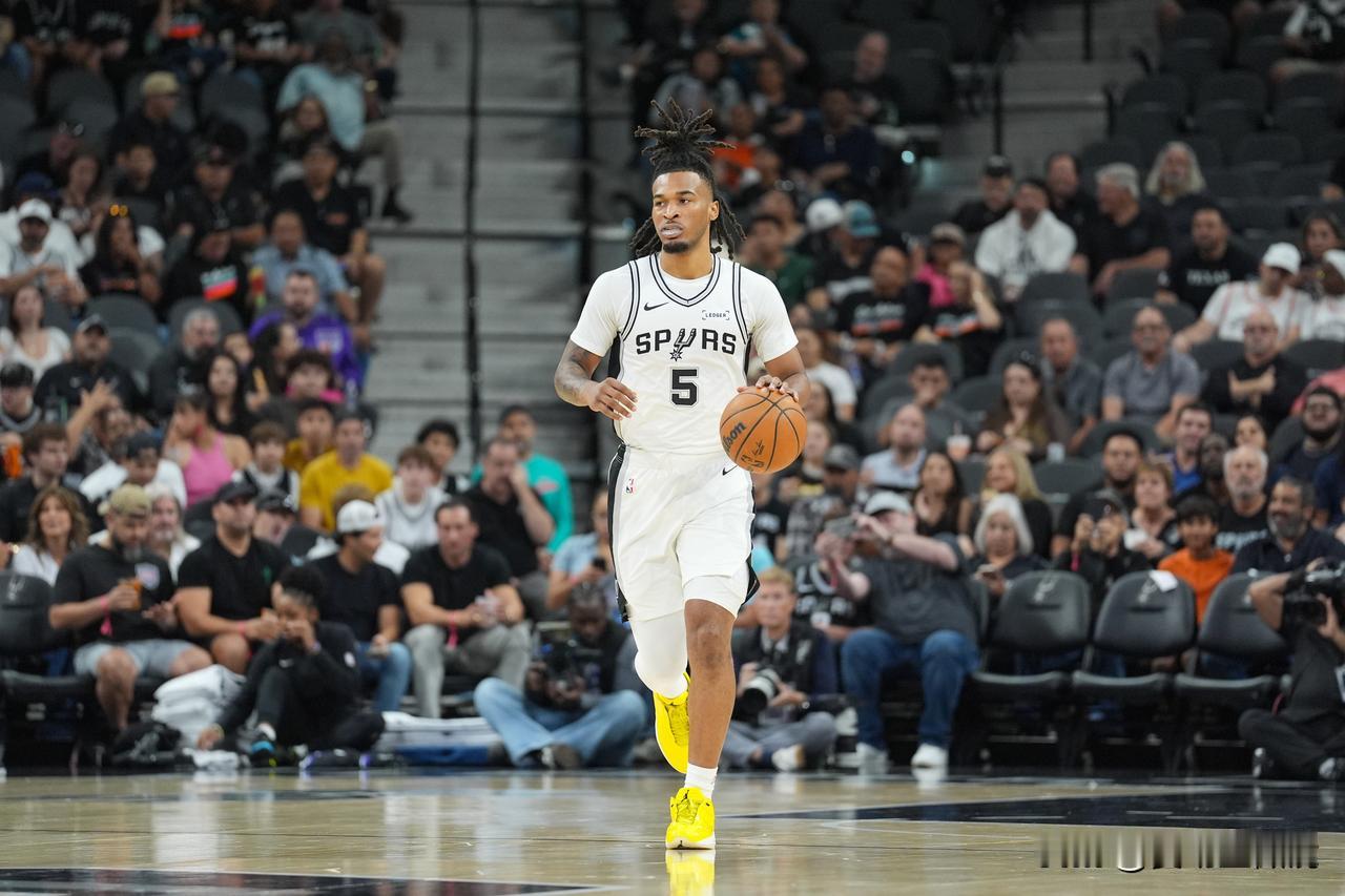 马刺新星卡斯尔左髋屈肌拉伤，预计将缺席1-2周！据名记Shams报道，马刺后