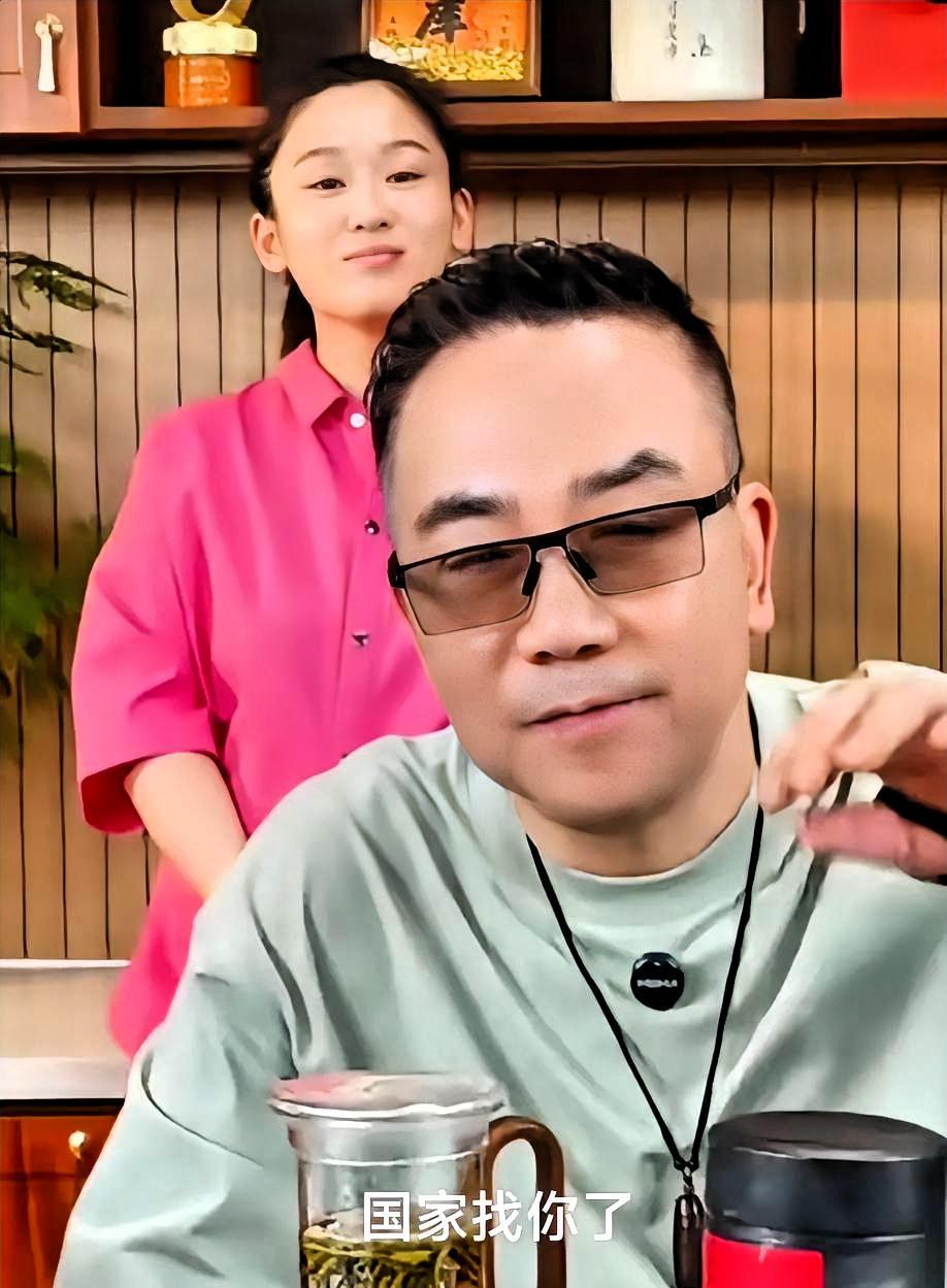 杨议直播间笑出声：郭德纲改红歌，这回国家教你做人。杨议直播时直接笑出来了。