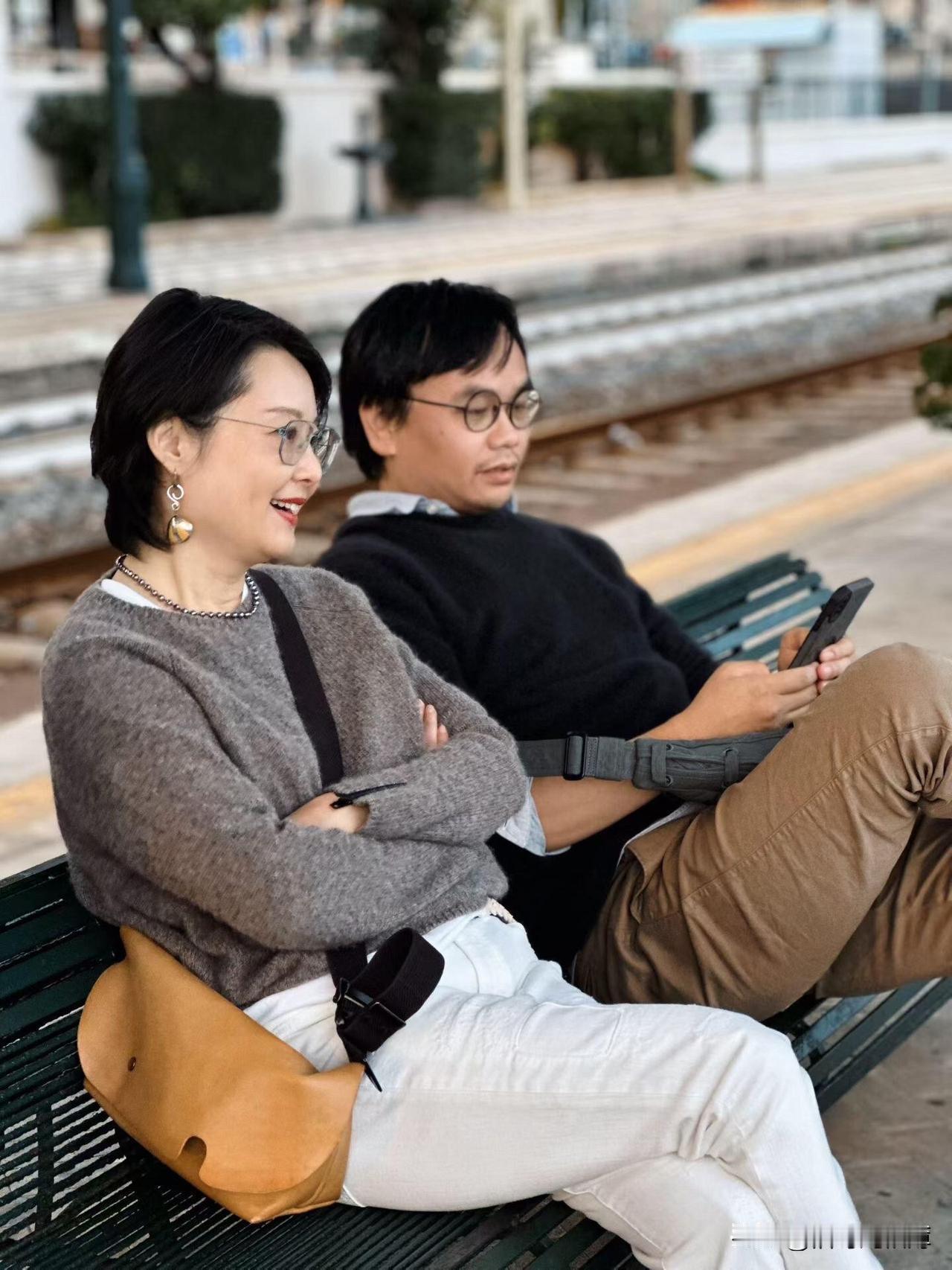 袁立与梁太平在意大利，大地色毛衣搭配白色休闲裤，优雅随性，颜值回春，蛮美的～不过