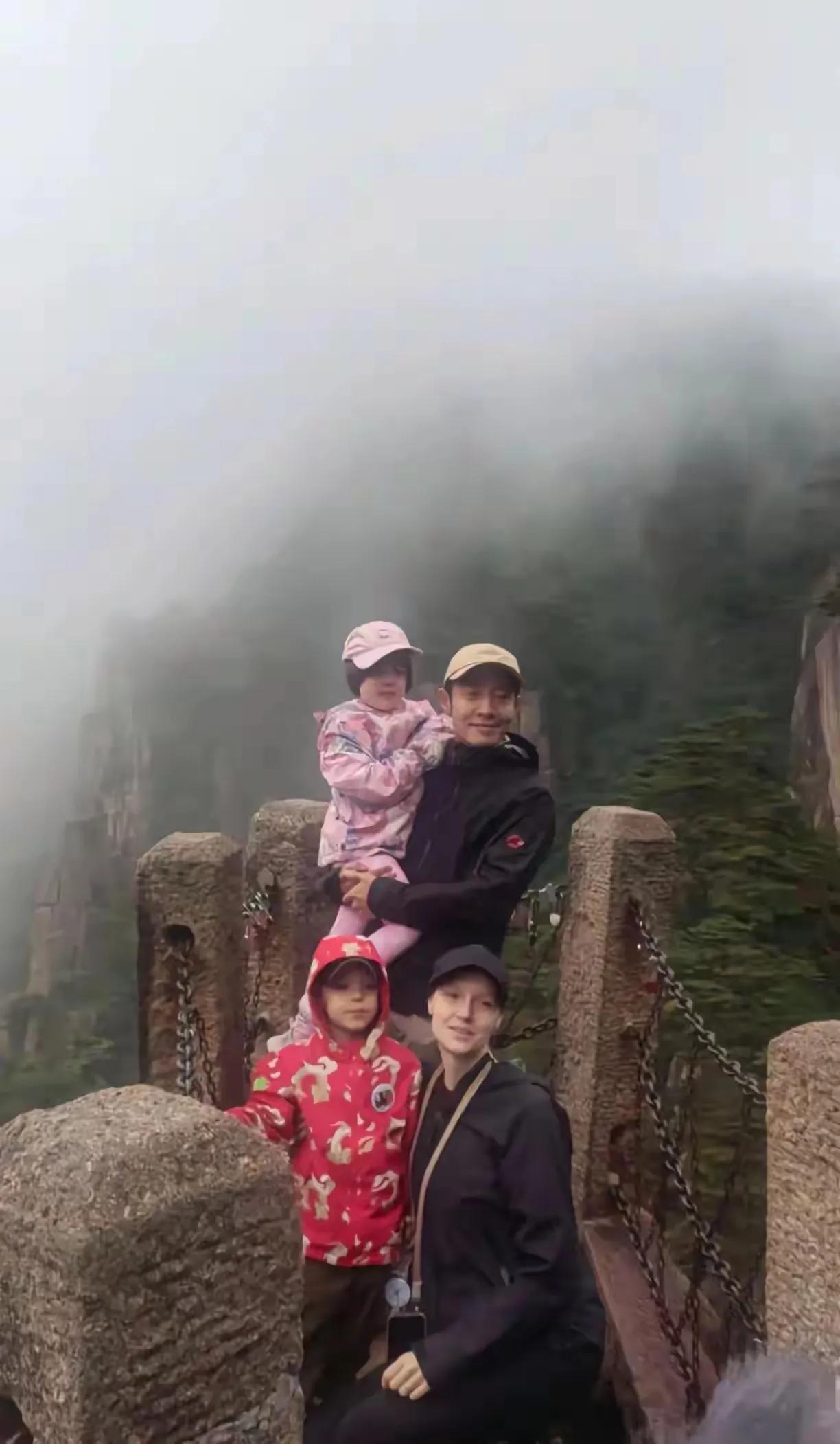 撒贝宁娶个洋妞，过着接地气的生活。他们夫妻俩经常打扮平常带着孩子到处游玩很惬意。