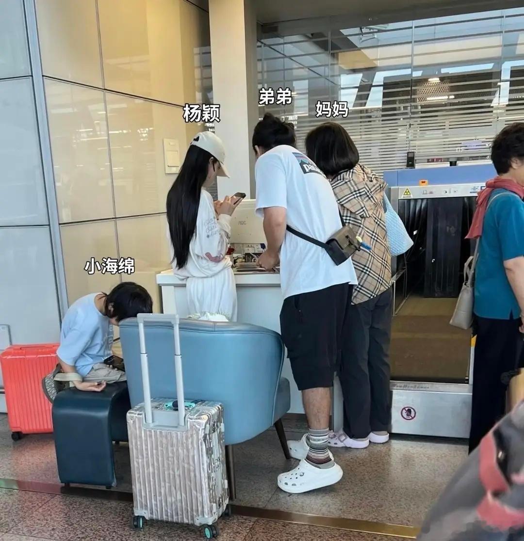 杨颖一家出国旅行，亲弟出镜混血长相高又帅，9岁小海绵长发清秀