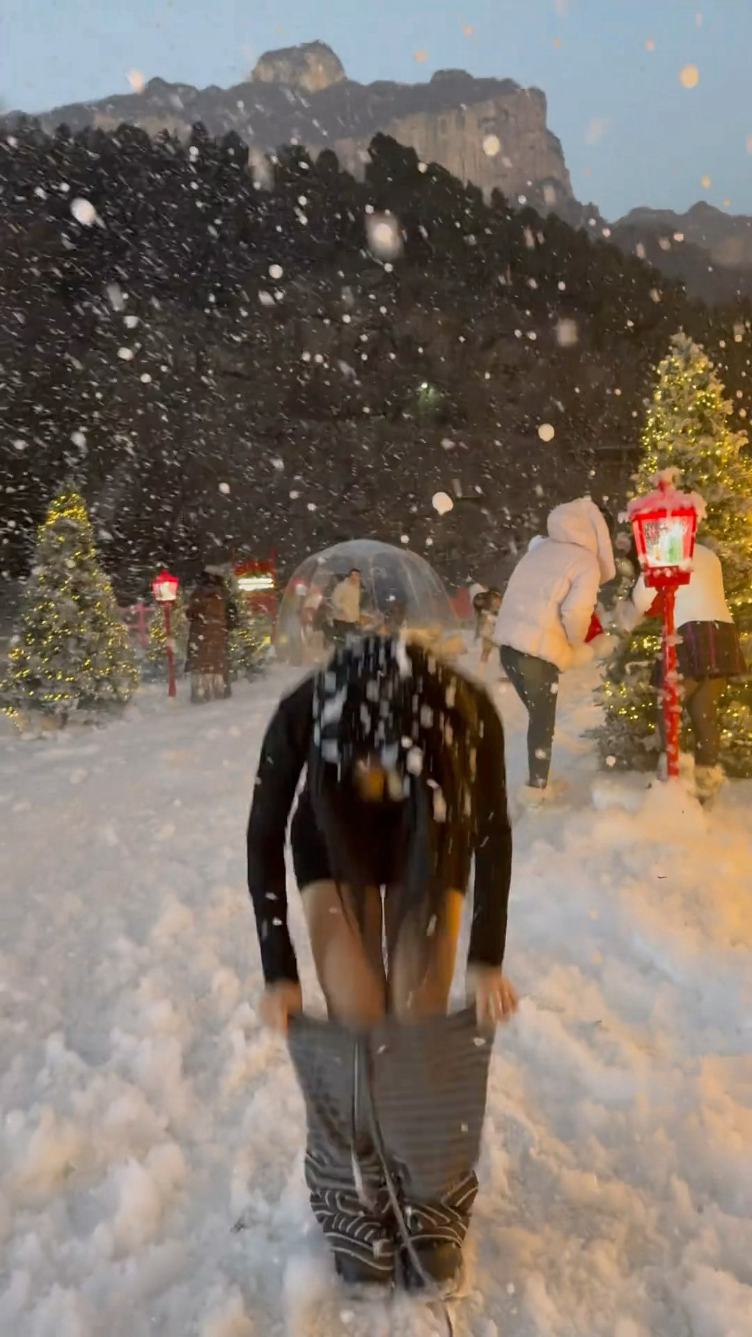 小姐姐为了拍出大片也是拼了❄️