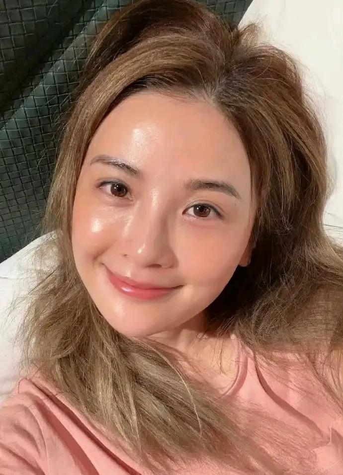 从不觉得阿sa漂亮，但她可爱是真的，显年轻也是真的，这么多年她容颜都不变，显嫩也