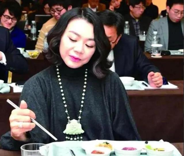 2014年，一架从美国飞往韩国的飞机的头等舱中，一个名叫赵显娥的乘客，向空乘人员