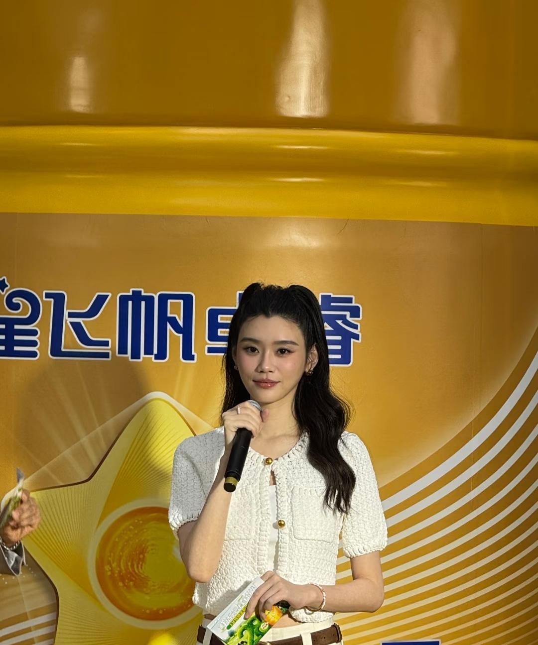 这年纪还搞这发型真是不合适。