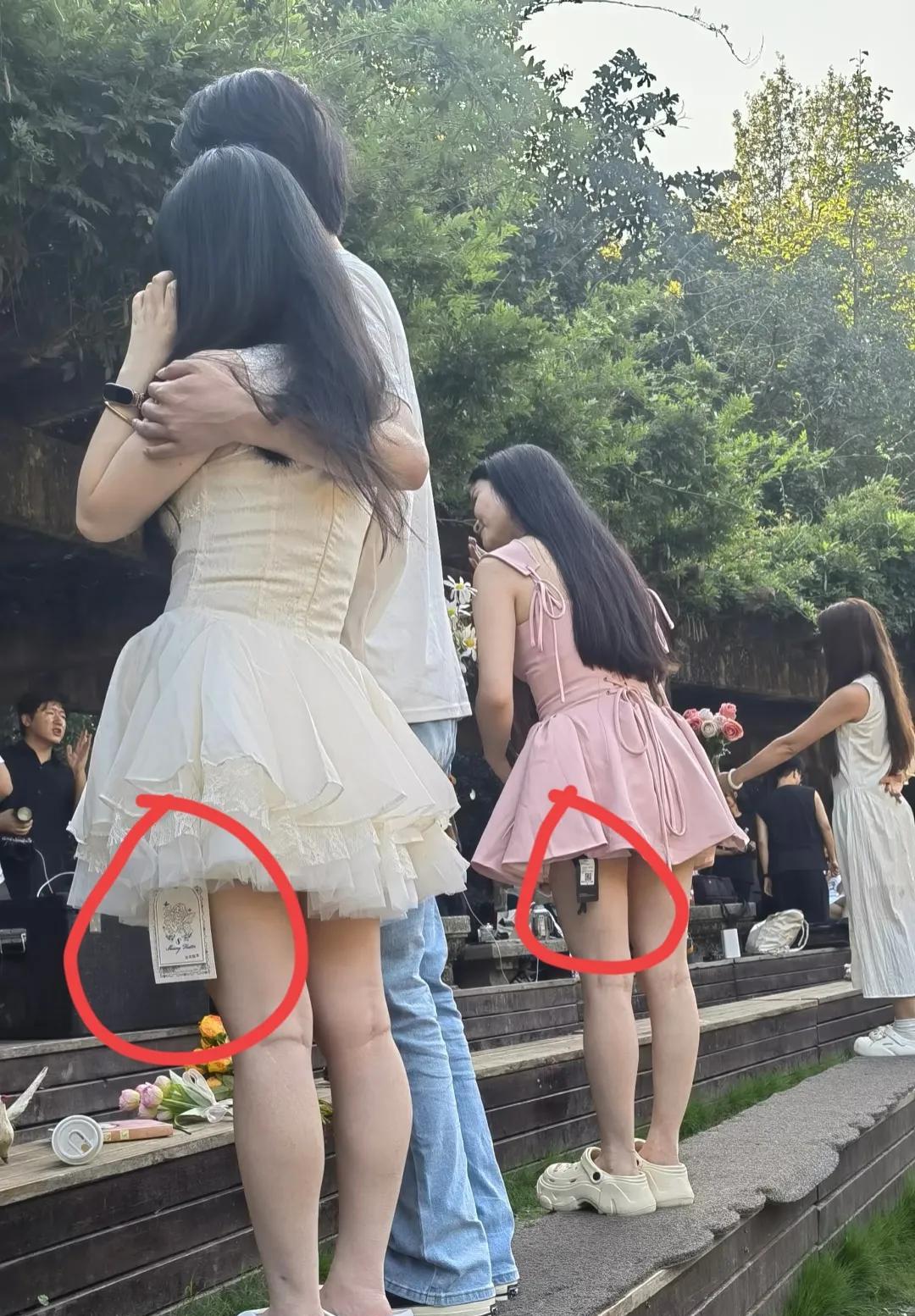 商家能不能把吊牌再做大一点，明显一点，穿身上难受一点[微笑]