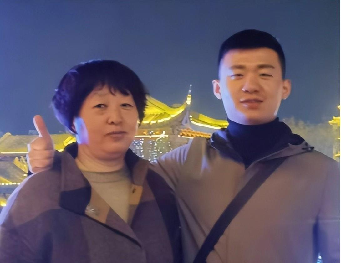 2020年11月出狱后，于欢一直住在冠县老家，和妈妈苏银霞挤在老房子里。家里没开