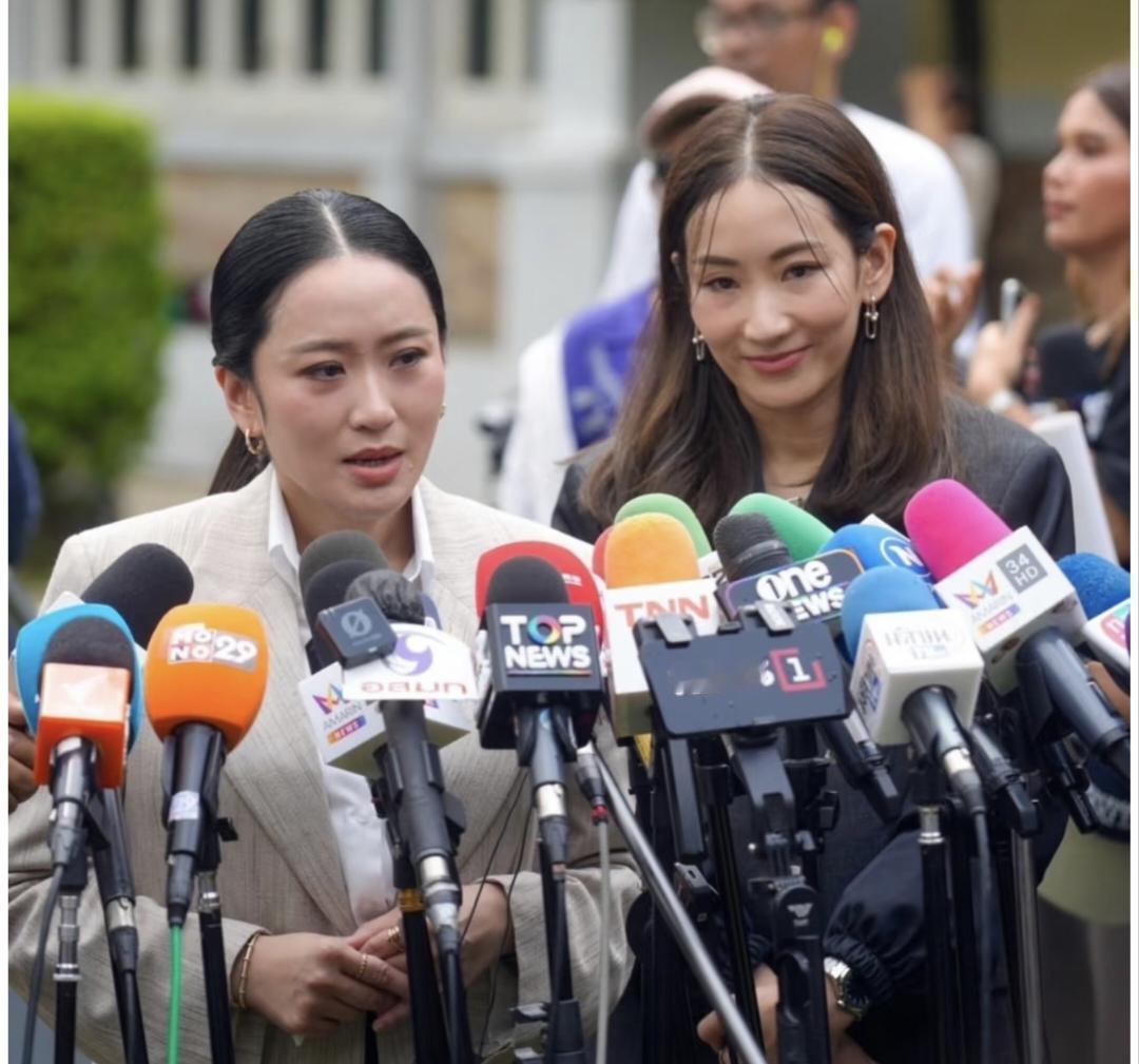 佩通坦携母亲和姐姐萍通塔于9月15日上午，探望在狱中服刑的父亲他信。佩通坦探视完