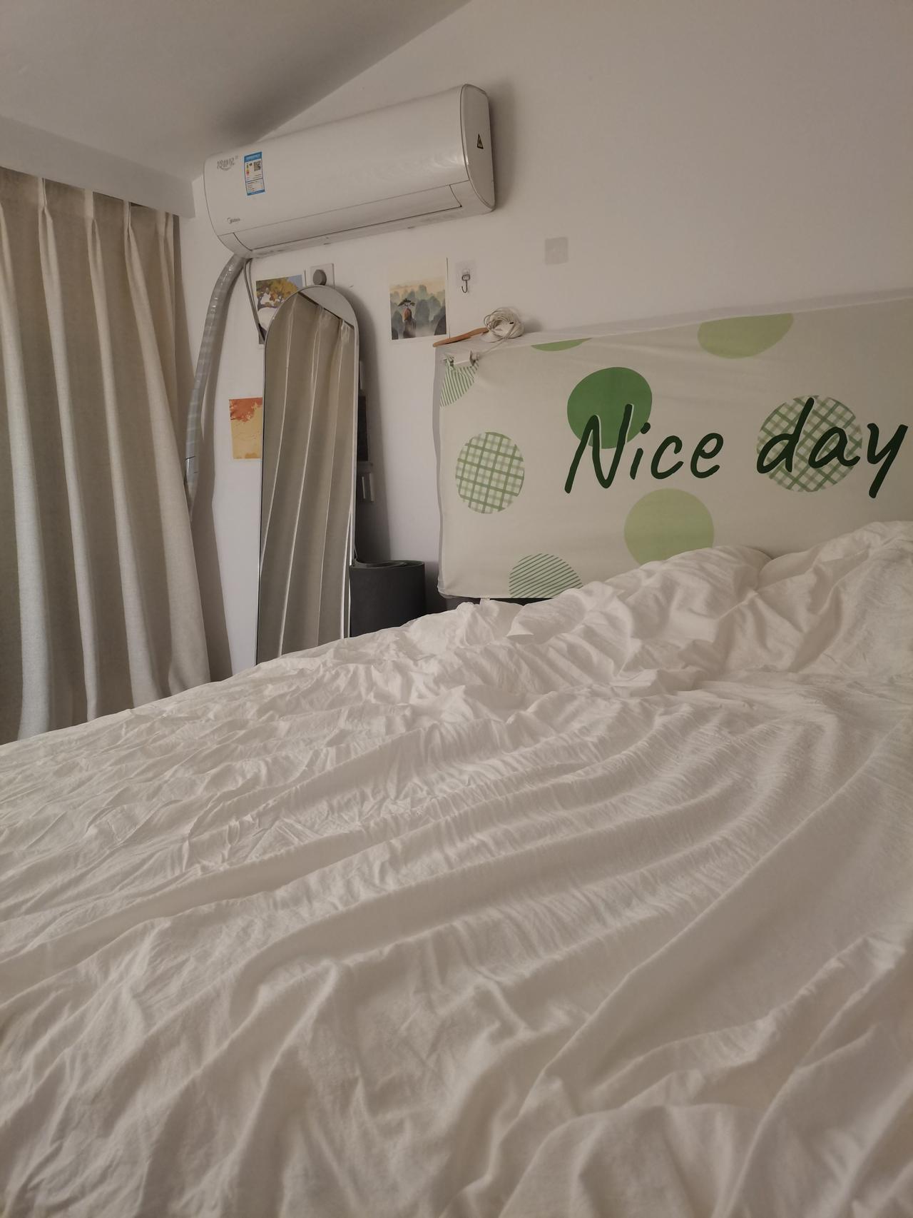 今晚静下来想想，我住过不少出租房，一直到现在依然在租房子。初中就和几个同
