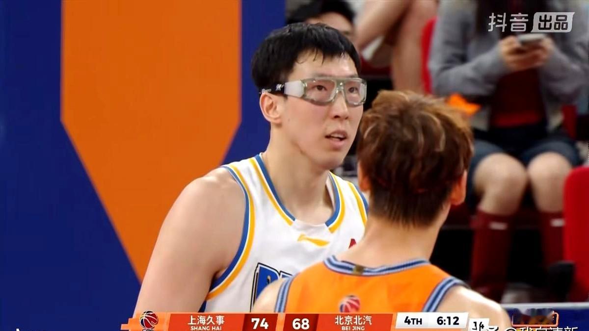 再也没有组成超级内线的可能了。季后赛半决赛，周琦和王哲林直接对上了。一个代表