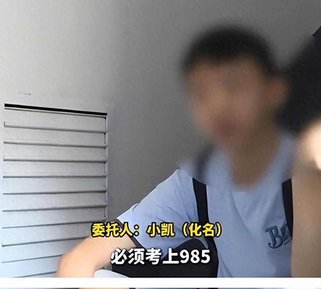 “高考考了575分，爸妈竟把我赶出家门。”高考后不久，湖南的小凯对着镜头，哭诉父