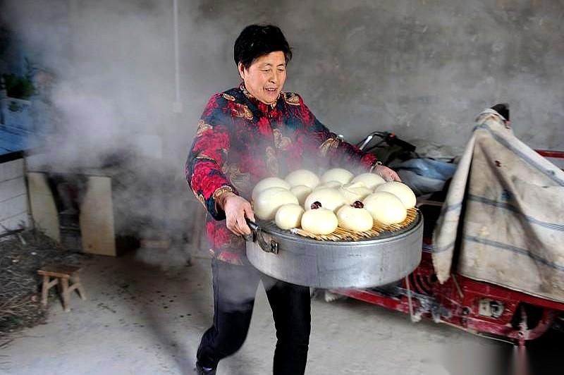 女儿掰开馒头，只吃一半，剩下半个顺手塞我手里：“妈，你看这是啥？”我低头一看，