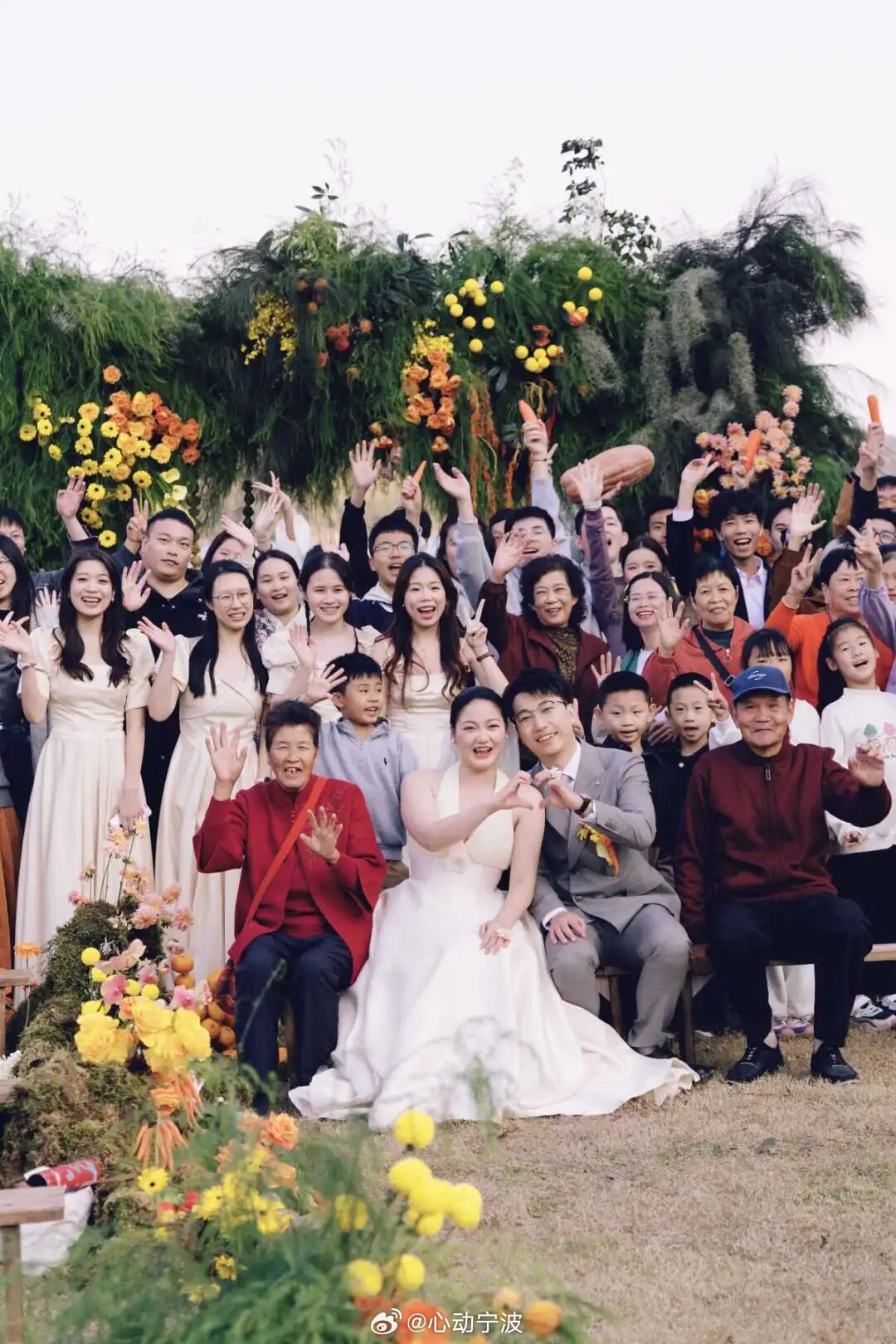 宁波姑娘2万元办婚礼惊艳全场宁波95后姑娘黄佳蝶用2万元打造蔬果婚礼，以南瓜、