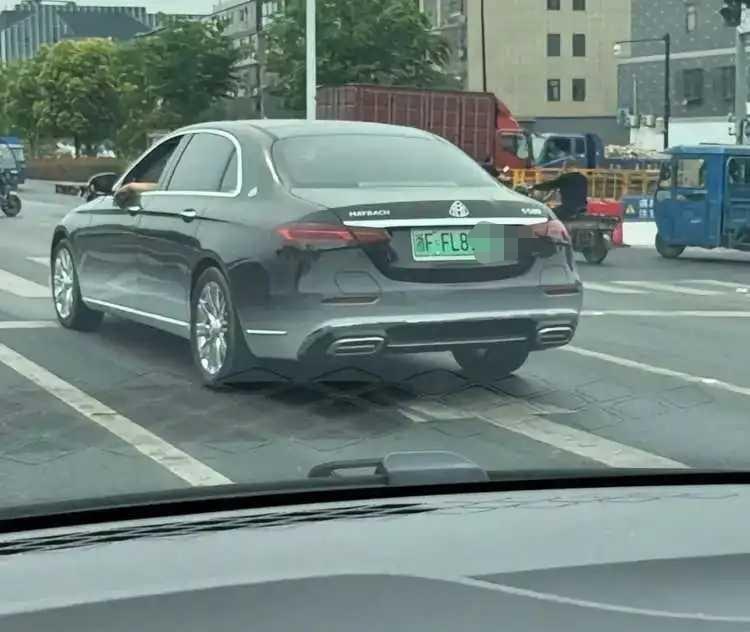 这是奔驰E还是迈巴赫呢？网友：迈巴赫可丢不起这人。