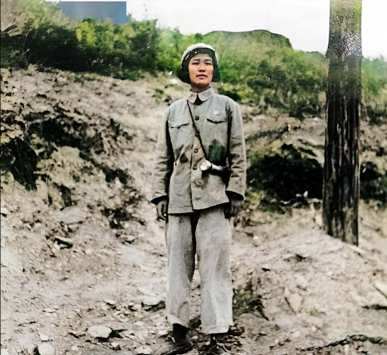 这是她唯一的一张战地留影，穿着厚重军装，袖口染着油墨，麻花辫搭在肩头，眼神却冷静