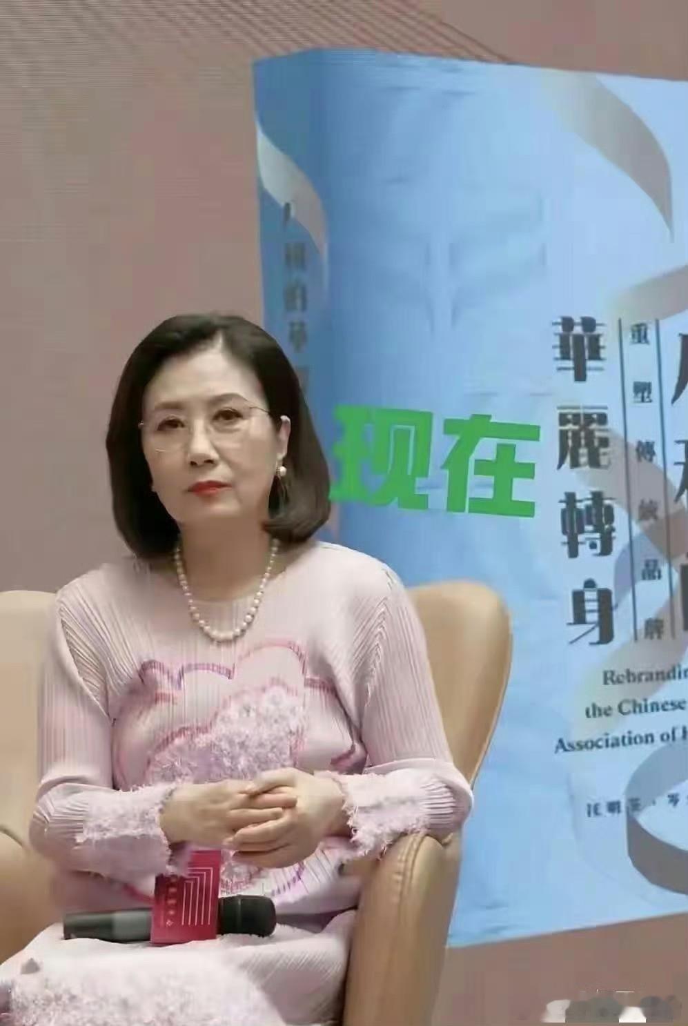 汪明荃快80岁了？这状态你信吗？皮肤白到发光，紧致无皱纹，发量身材样样在线！说五