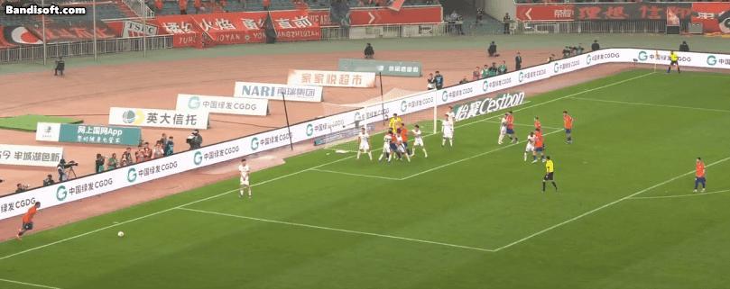 几支传统强队中，就数山东泰山踢得暮气沉沉，最不好看。上海海港凭借李帅和杨希两个