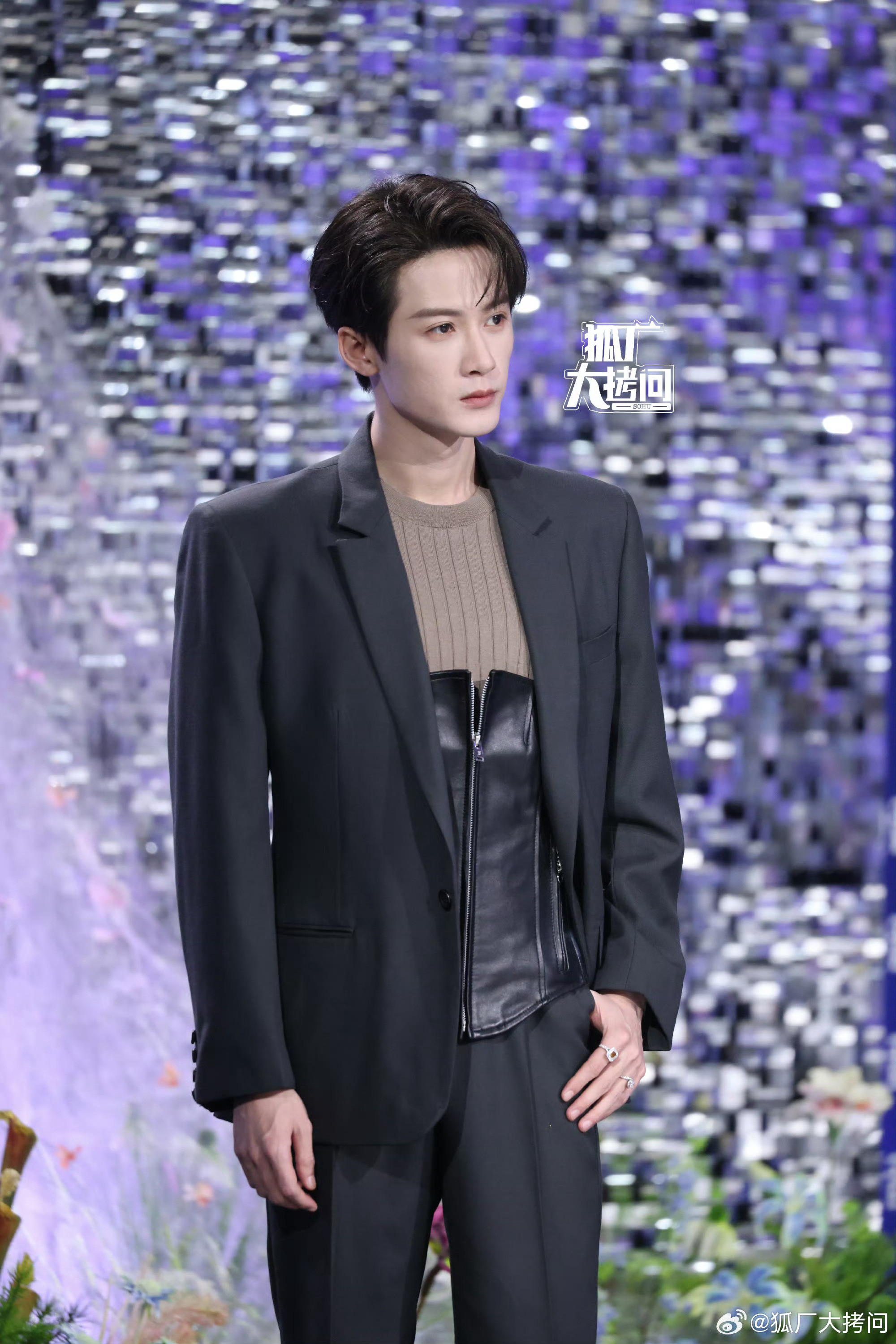 这个皮革束腰简直了檀健次超级巅峰之夜红毯造型檀健次黑色皮革束腰