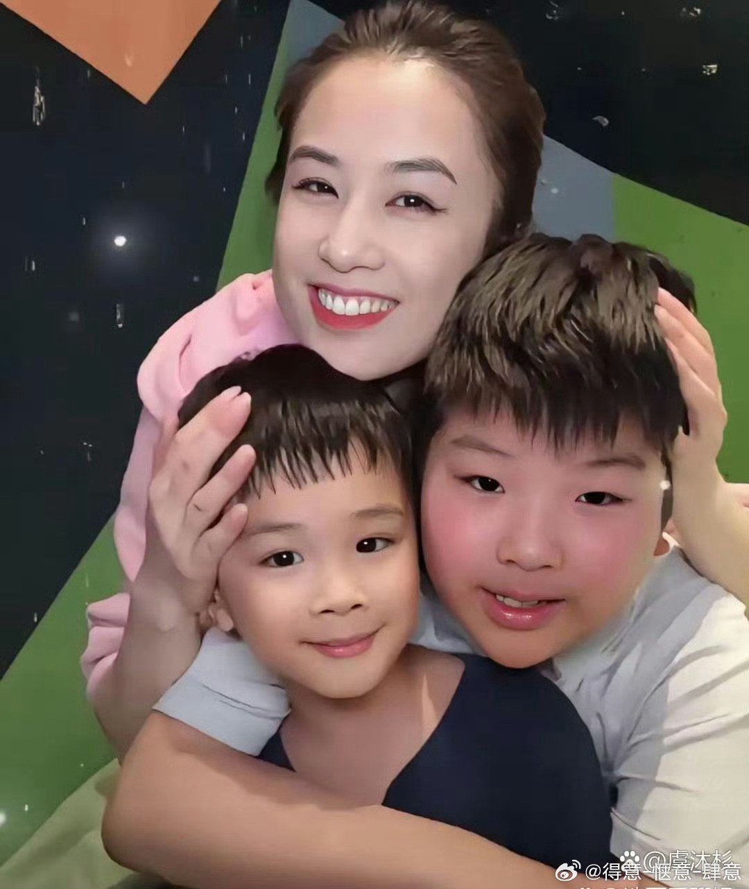 黄圣⁠依俩儿子颜值都挺高，大儿子‌‏简直⁠跟杨子一个﻿模子刻出来的‎‌。​​​